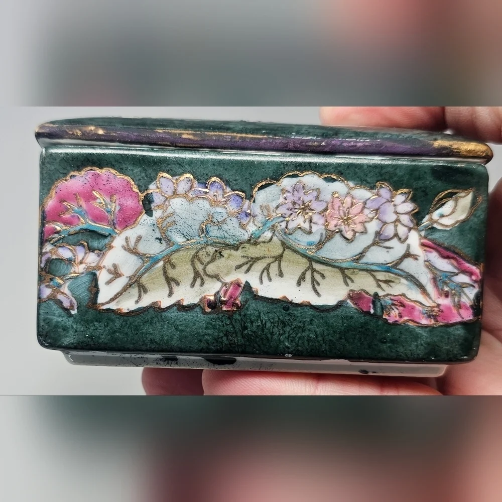 Vintage Porcelain Hand Painted Gold Trim Green Chinese Decorative Trinket Box